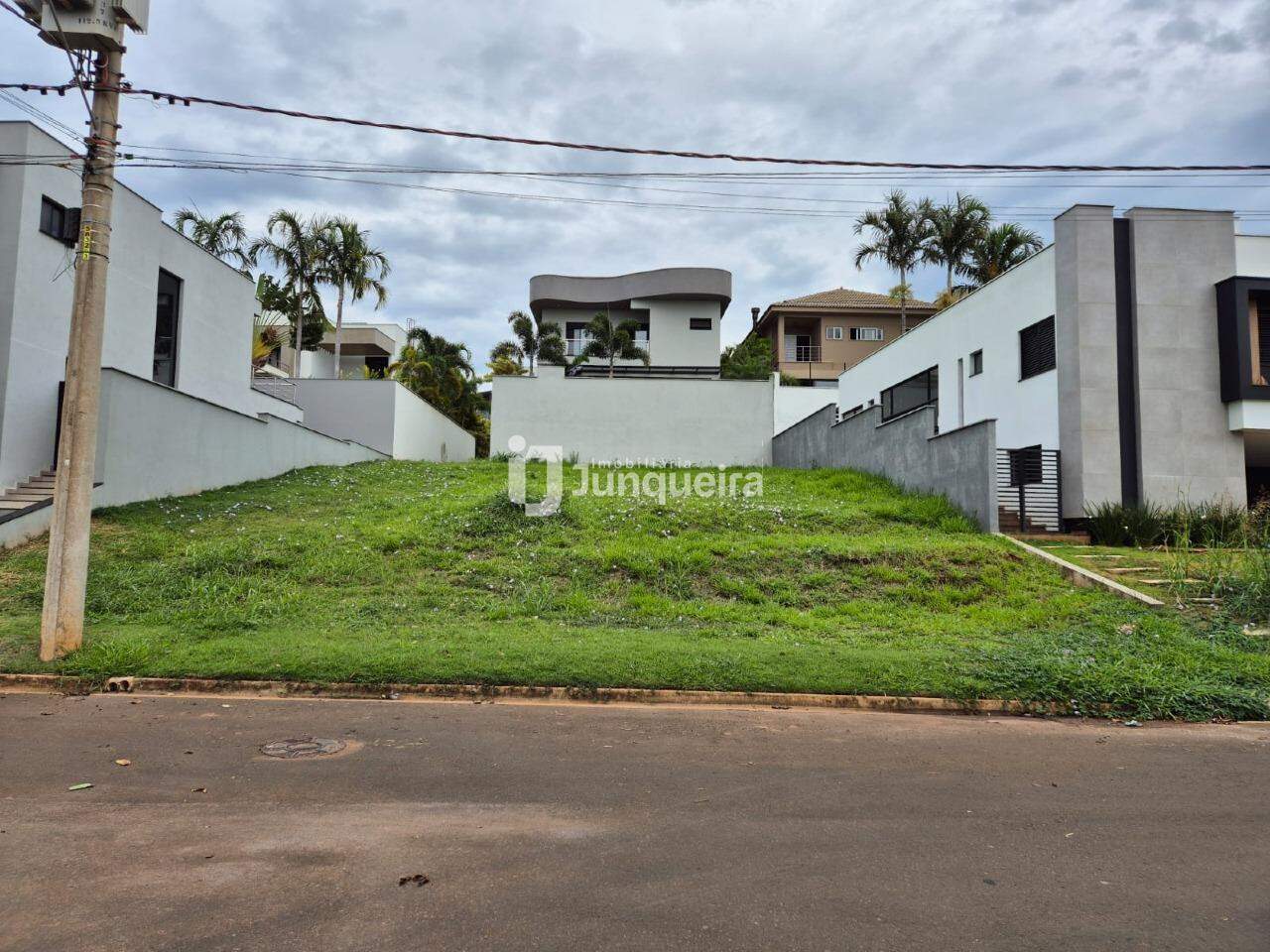 Terreno em Condomínio à venda no Villa D'Aquila, no bairro Villa D'áquila em Piracicaba - SP