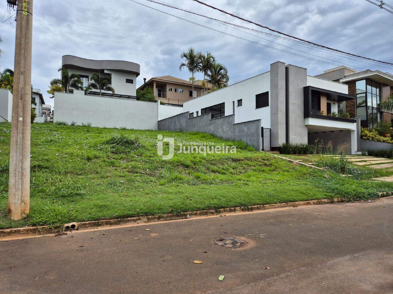 Terreno em Condomínio à venda no Villa D'Aquila, no bairro Villa D'áquila em Piracicaba - SP