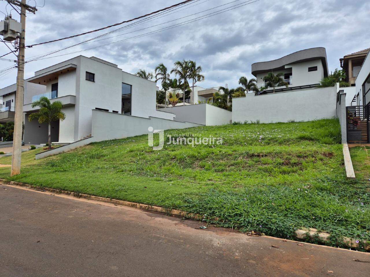Terreno em Condomínio à venda no Villa D'Aquila, no bairro Villa D'áquila em Piracicaba - SP