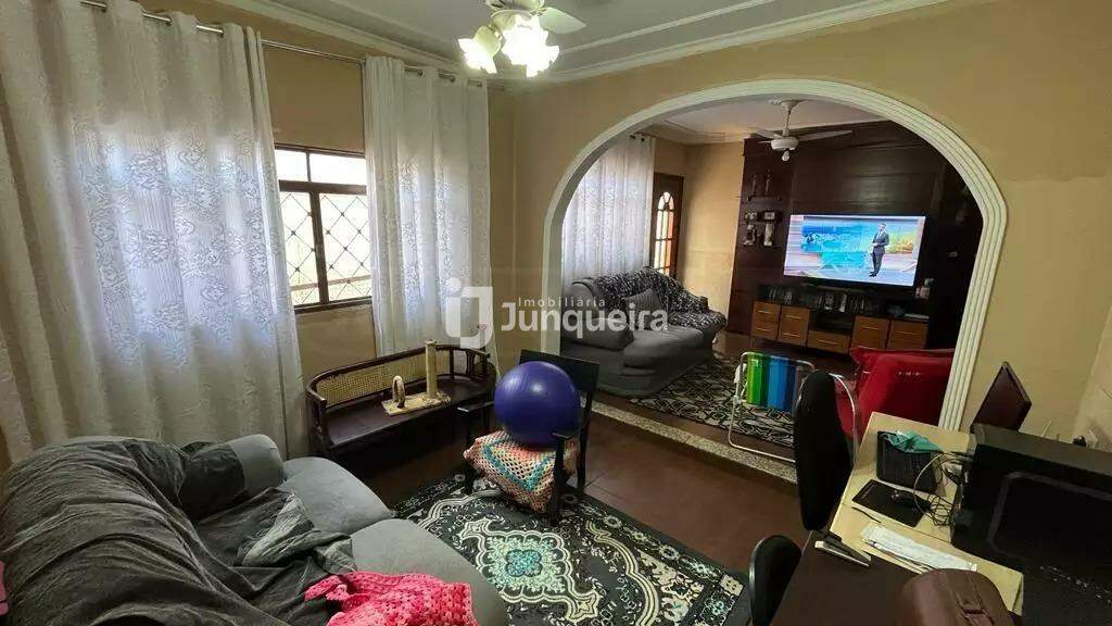 Casa à venda, 3 quartos, sendo 1 suíte, 2 vagas, no bairro Conjunto Residencial José Angelo Montagnani em Rio das Pedras - SP