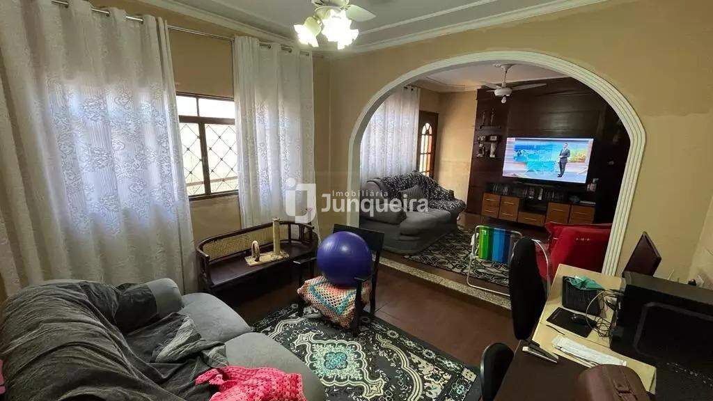 Casa para alugar, 3 quartos, sendo 1 suíte, 2 vagas, no bairro Conjunto Residencial José Angelo Montagnani em Rio das Pedras - SP