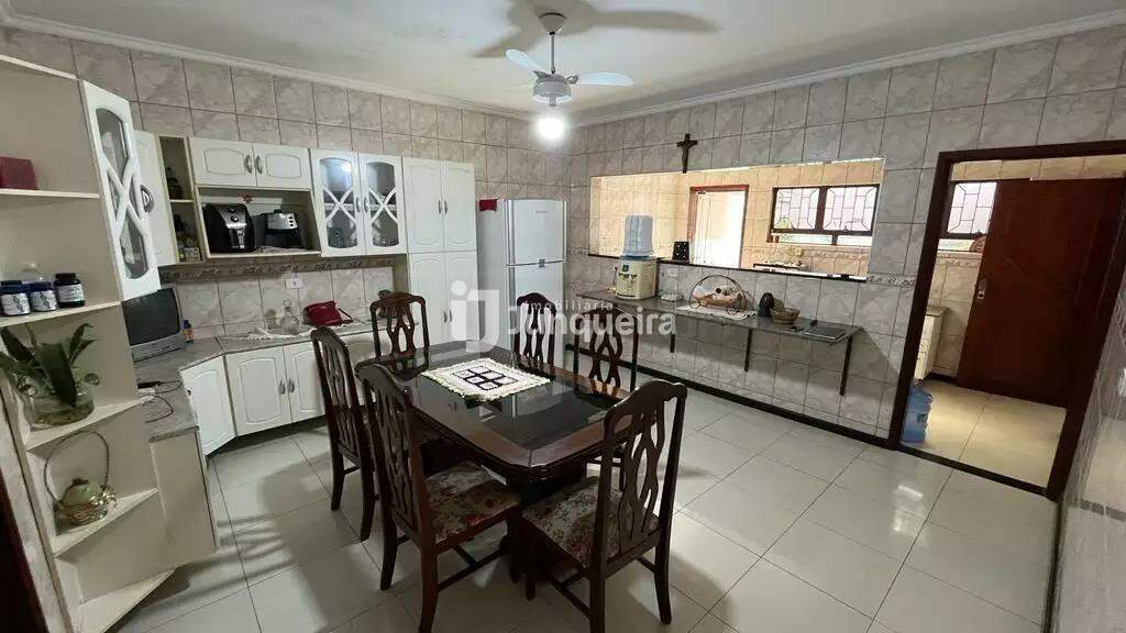 Casa para alugar, 3 quartos, sendo 1 suíte, 2 vagas, no bairro Conjunto Residencial José Angelo Montagnani em Rio das Pedras - SP