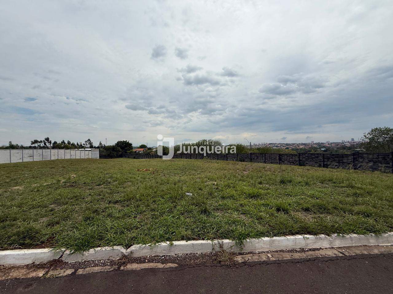 Terreno em Condomínio à venda no Park Campestre II, no bairro Campestre em Piracicaba - SP