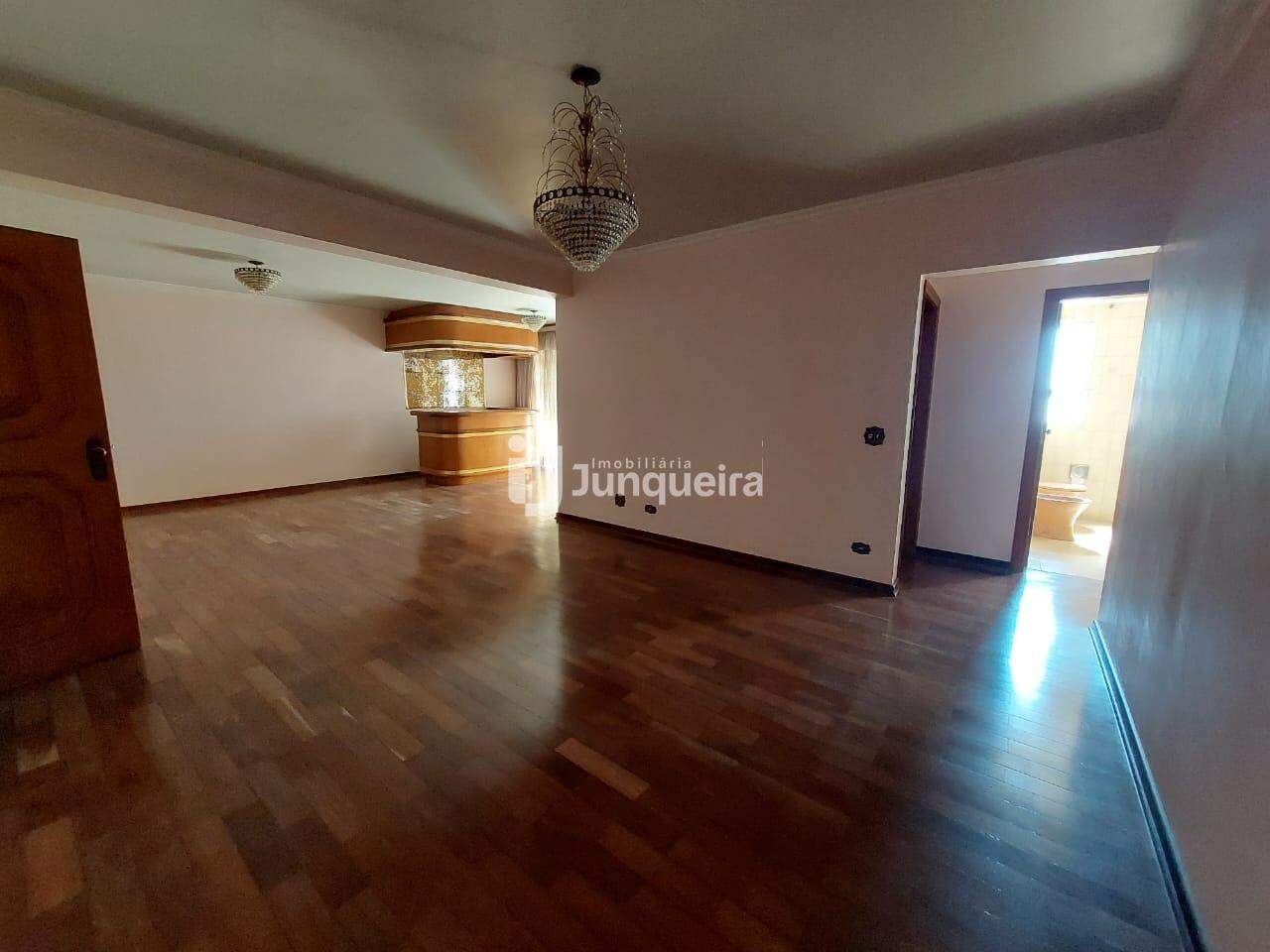 Apartamento para alugar no Edifício Paul Ricard, 3 quartos, sendo 1 suíte, 2 vagas, no bairro Cidade Alta em Piracicaba - SP