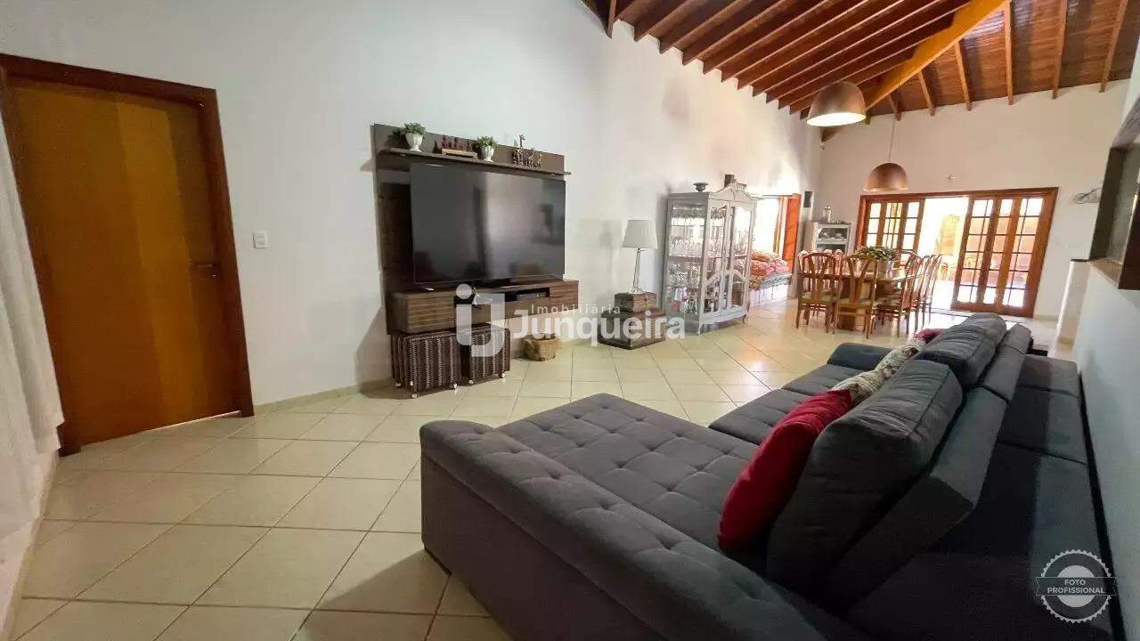 Casa em Condomínio para alugar no Colinas do Piracicaba , 4 quartos, sendo 1 suíte, 5 vagas, no bairro Colinas do Piracicaba (Ártemis) em Piracicaba - SP