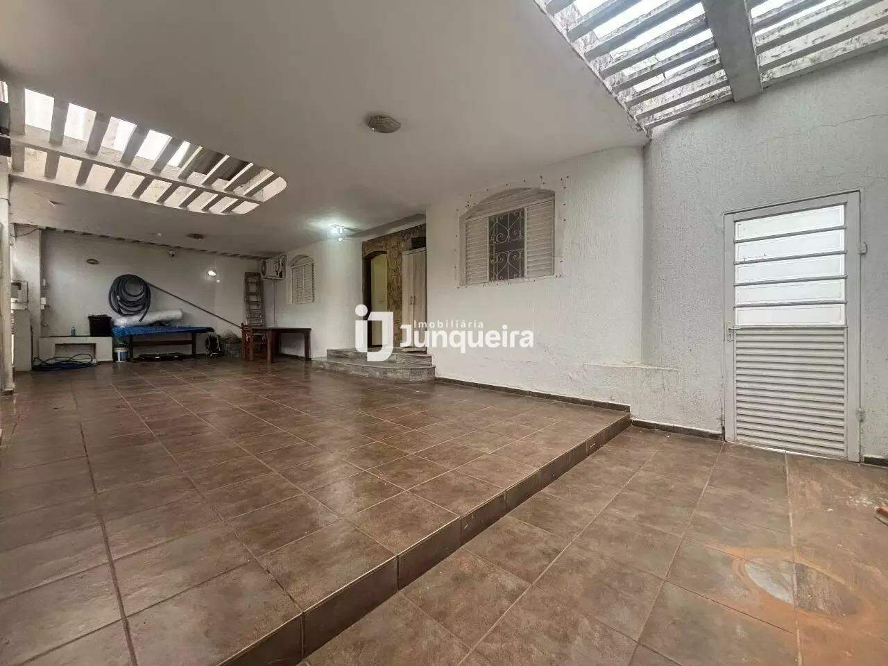 Casa para alugar, 3 quartos, sendo 1 suíte, 3 vagas, no bairro Centro em Piracicaba - SP