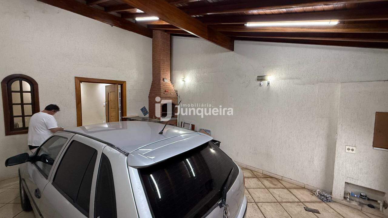 Casa para alugar, 2 quartos, sendo 1 suíte, 2 vagas, no bairro Santa Terezinha em Piracicaba - SP