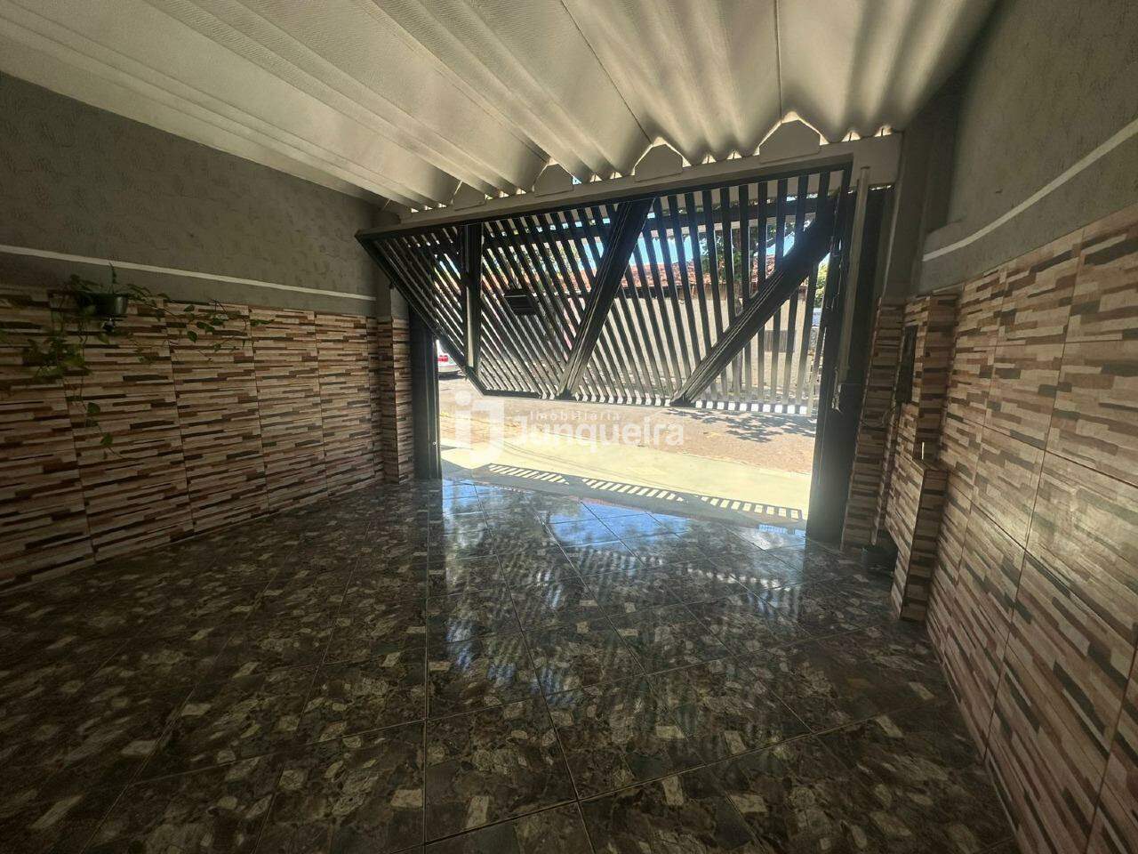 Casa para alugar, 2 quartos, sendo 1 suíte, 2 vagas, no bairro Vila Industrial em Piracicaba - SP