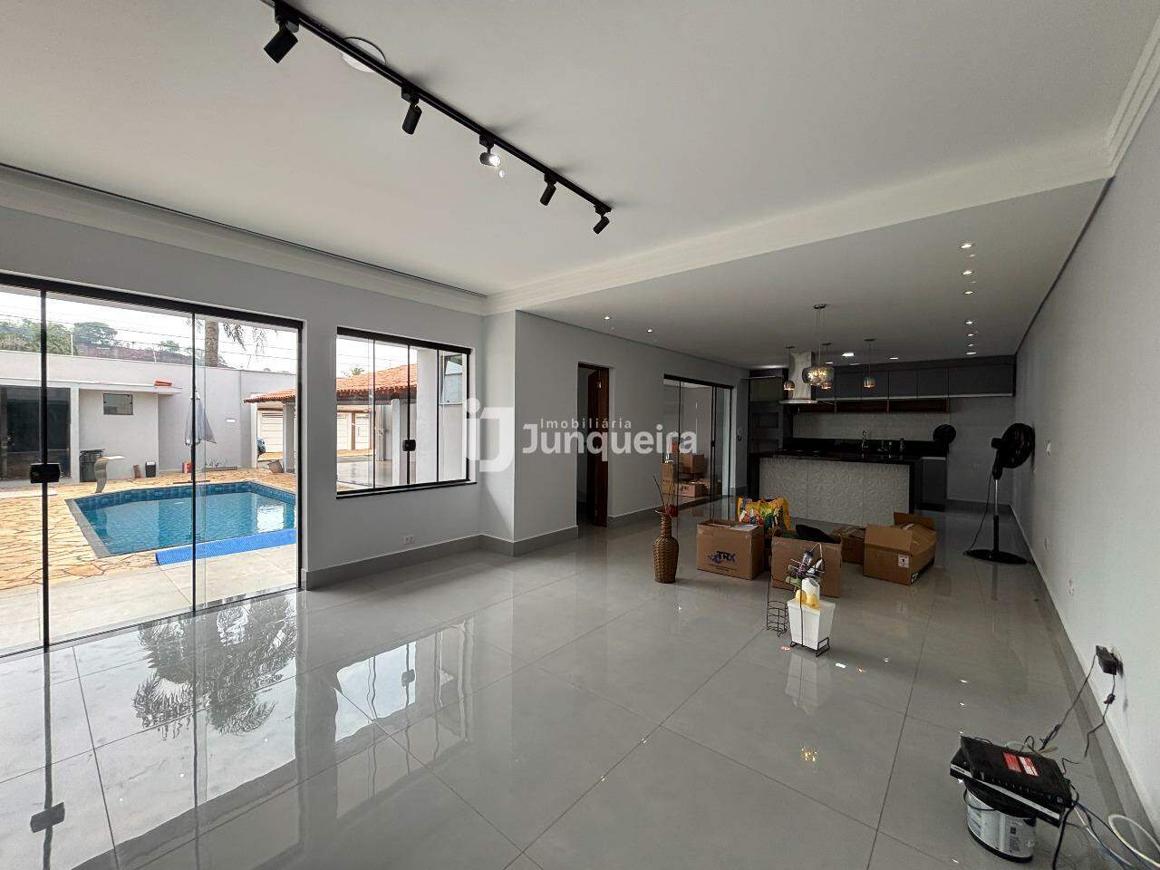 Casa à venda, 3 quartos, sendo 1 suíte, 4 vagas, no bairro Nova Piracicaba em Piracicaba - SP