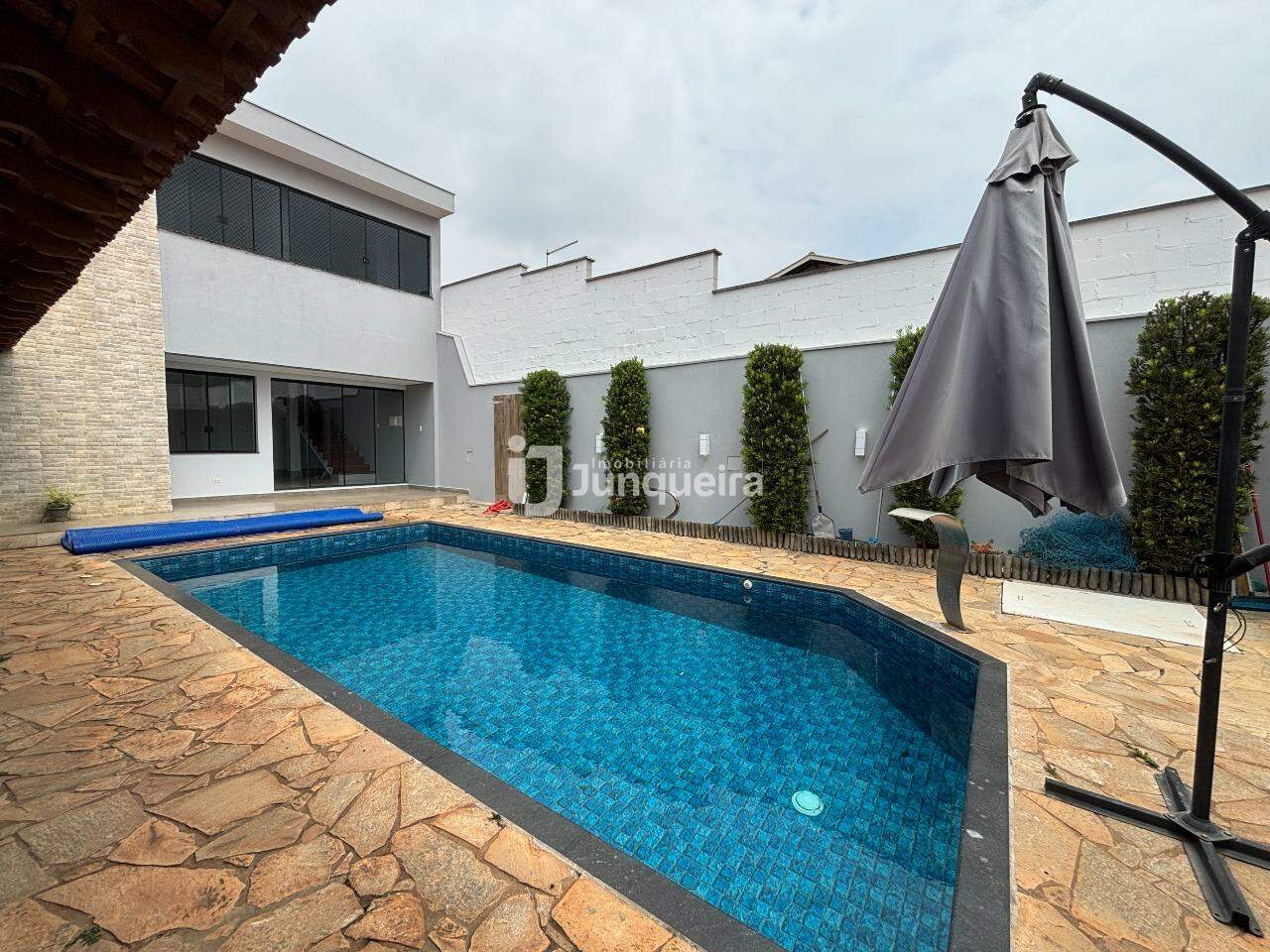 Casa à venda, 3 quartos, sendo 1 suíte, 4 vagas, no bairro Nova Piracicaba em Piracicaba - SP