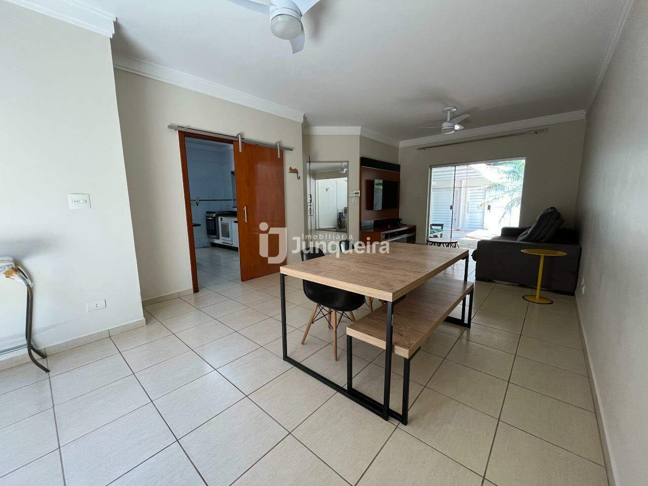 Casa à venda, 3 quartos, sendo 1 suíte, 2 vagas, no bairro Nova Piracicaba em Piracicaba - SP