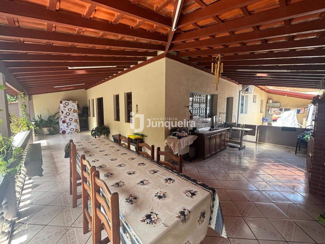 Casa à venda, 3 quartos, sendo 1 suíte, 2 vagas, no bairro Santa Rosa em Piracicaba - SP