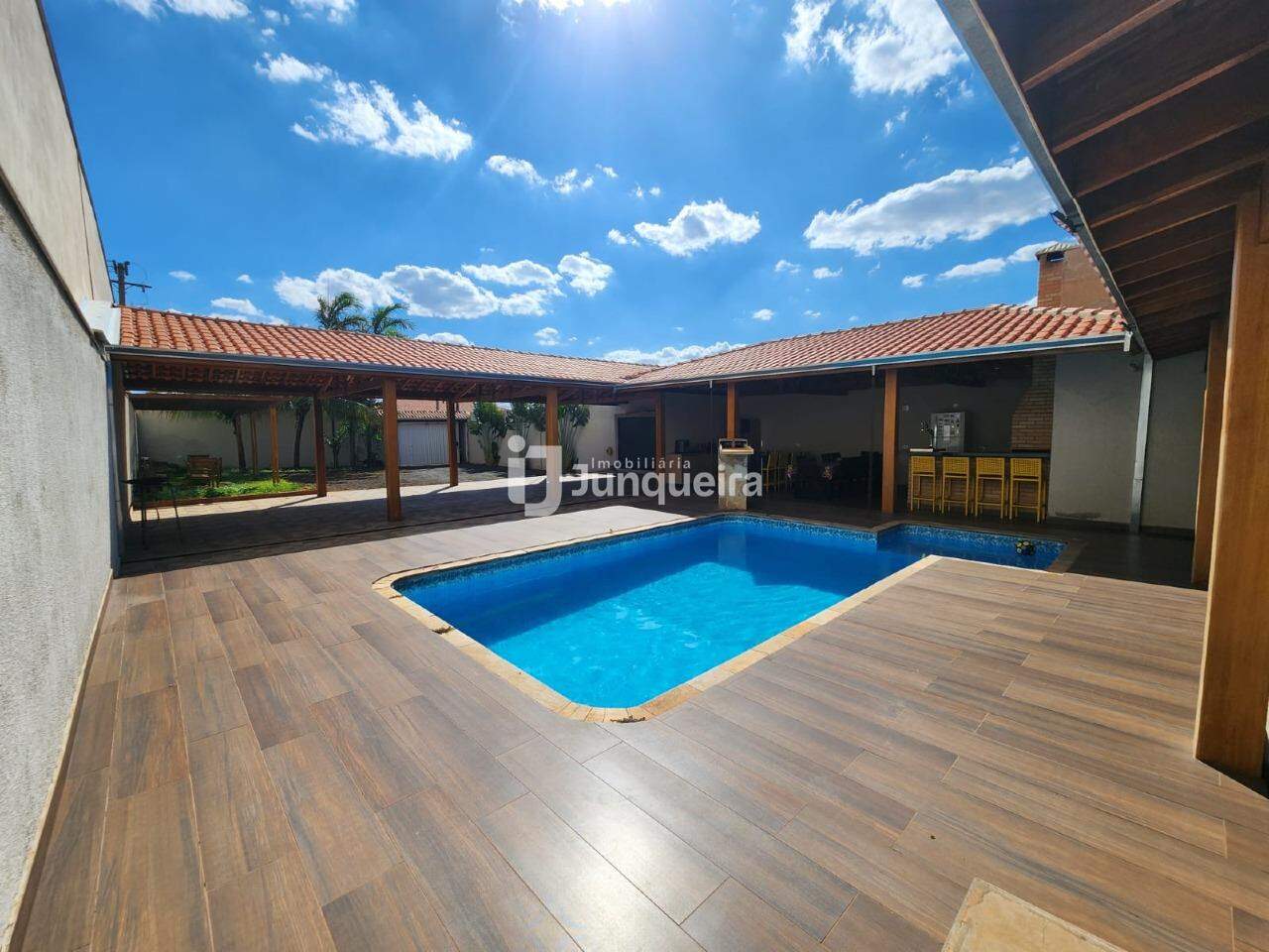 Casa à venda, 3 quartos, sendo 3 suítes, 10 vagas, no bairro Piracicamirim em Piracicaba - SP