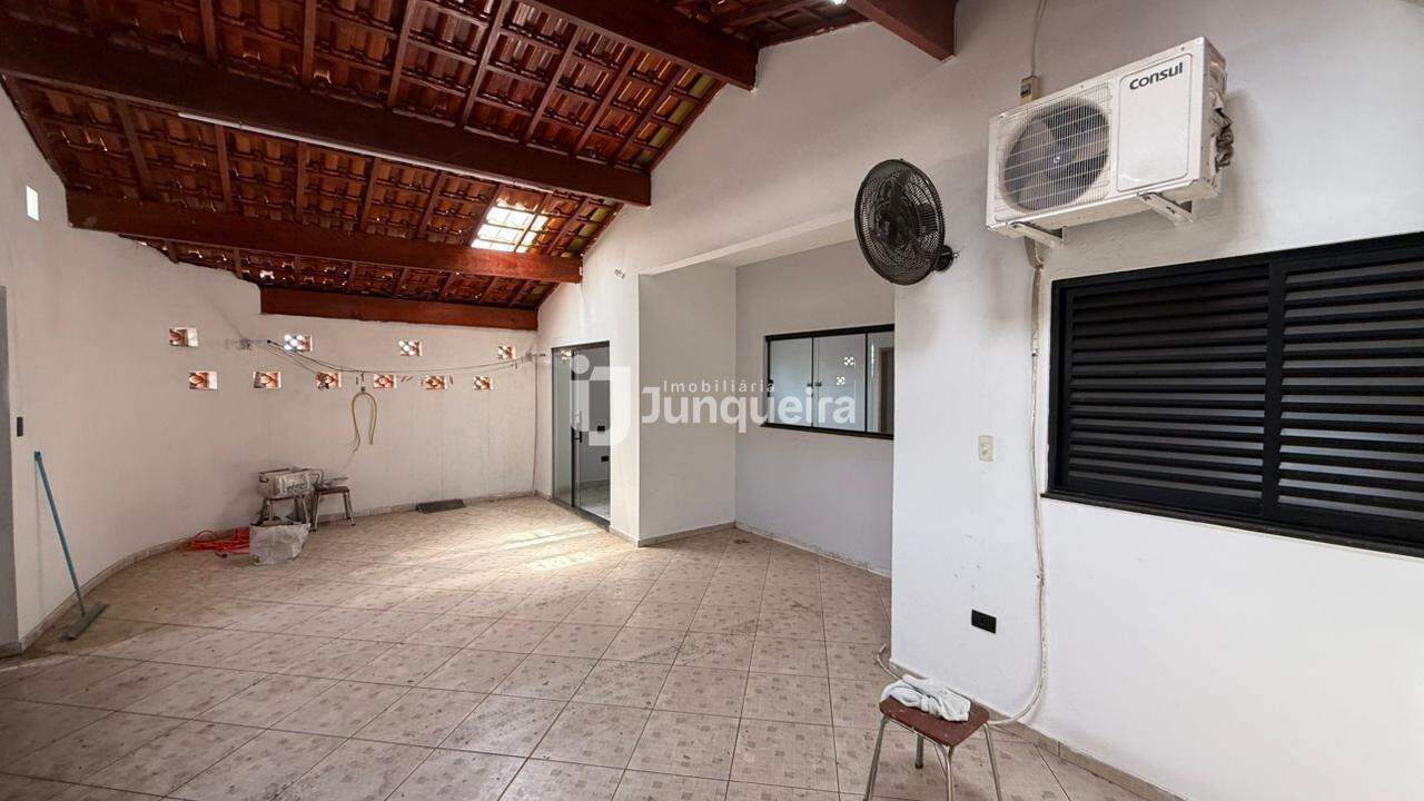 Casa para alugar, 2 quartos, sendo 1 suíte, 2 vagas, no bairro Glebas Califórnia em Piracicaba - SP