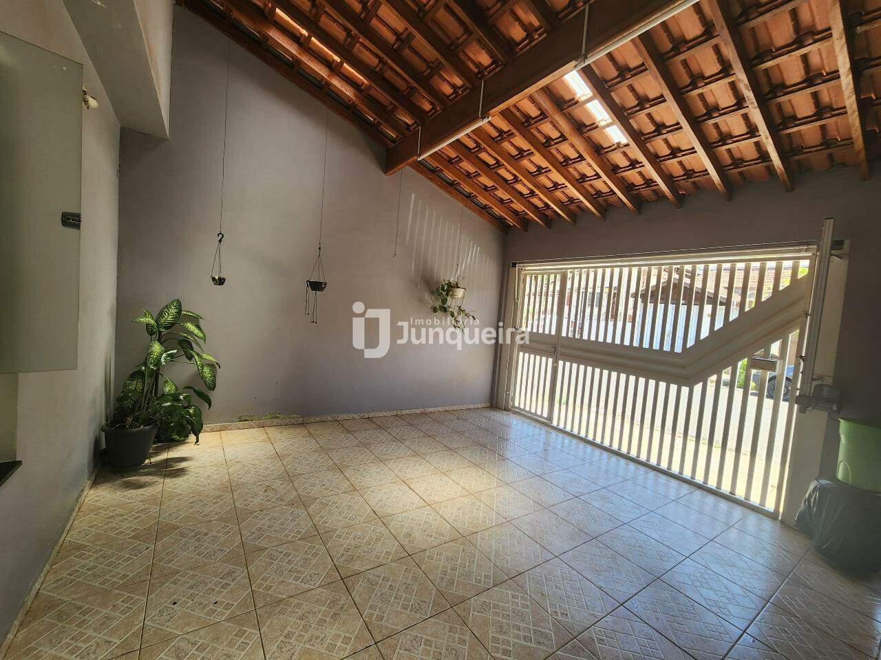 Casa à venda, 2 quartos, sendo 1 suíte, 2 vagas, no bairro Paulicéia em Piracicaba - SP