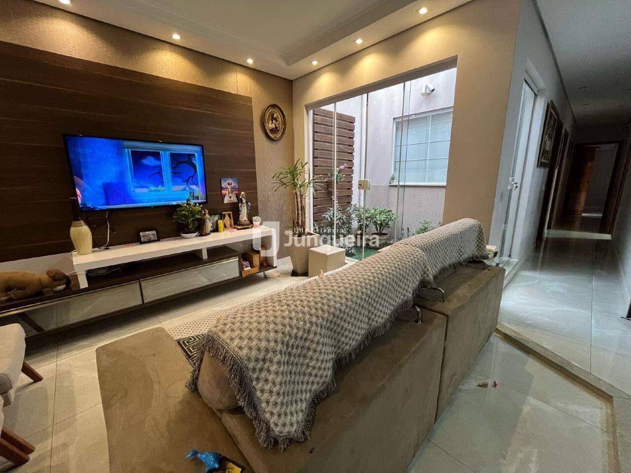 Casa à venda, 3 quartos, sendo 1 suíte, 2 vagas, no bairro Pompéia em Piracicaba - SP