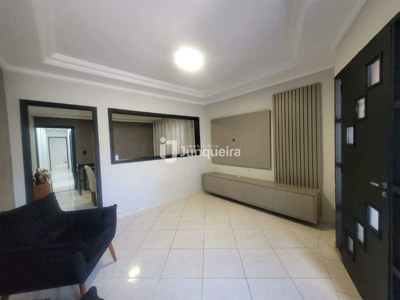 Casa para alugar, 2 quartos, sendo 1 suíte, 2 vagas, no bairro Santa Terezinha em Piracicaba - SP