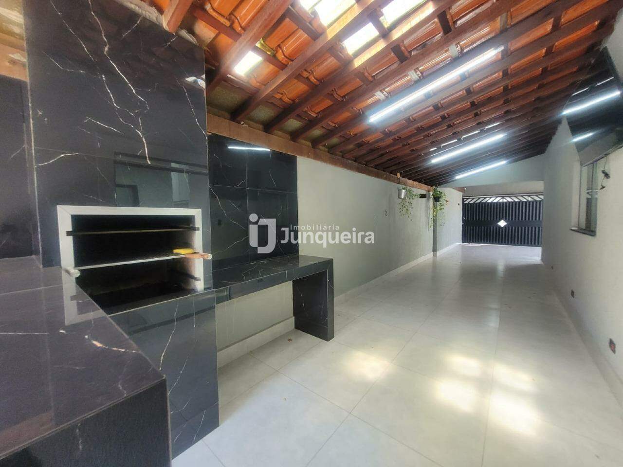 Casa para alugar, 2 quartos, sendo 1 suíte, 2 vagas, no bairro Santa Terezinha em Piracicaba - SP