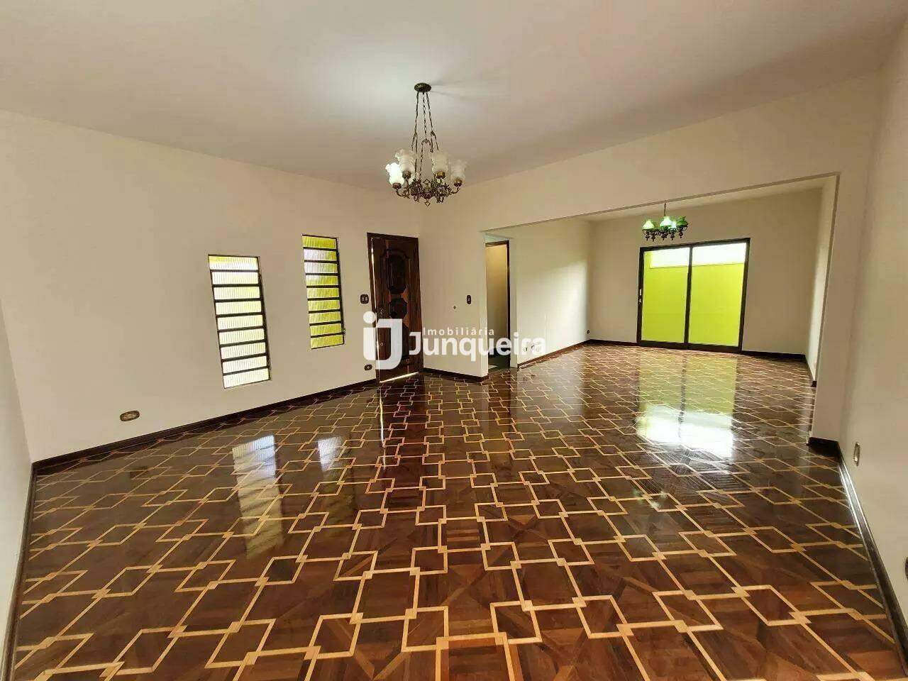 Casa à venda, 5 quartos, sendo 1 suíte, 2 vagas, no bairro Vila Rezende em Piracicaba - SP