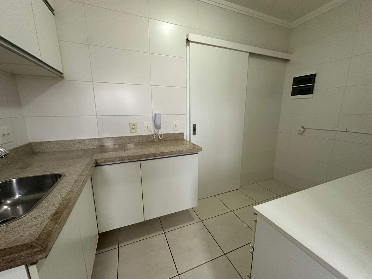 Apartamento para alugar no  Edifício Munique, 3 quartos, sendo 1 suíte, 2 vagas, no bairro Alemães em Piracicaba - SP