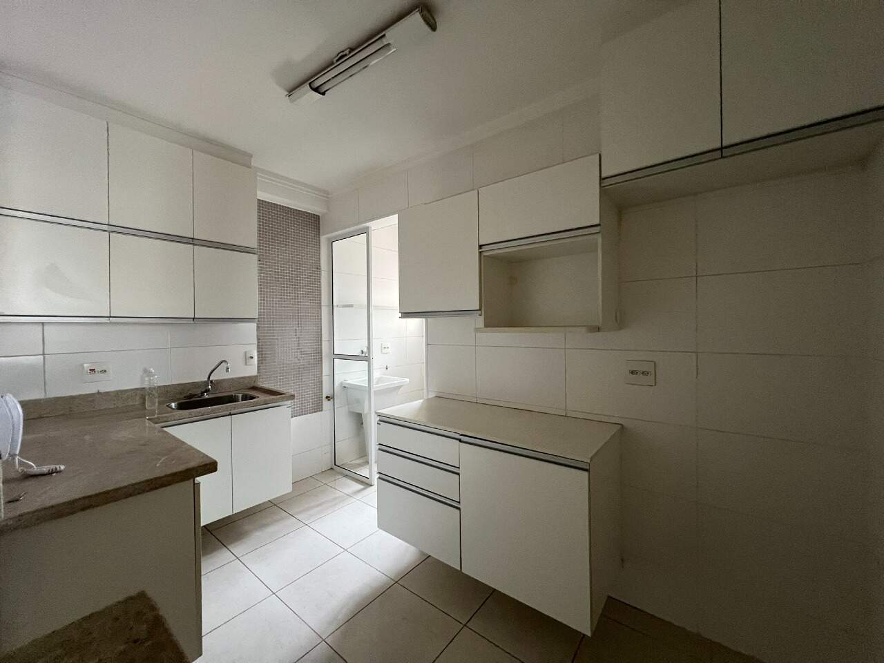 Apartamento para alugar no  Edifício Munique, 3 quartos, sendo 1 suíte, 2 vagas, no bairro Alemães em Piracicaba - SP