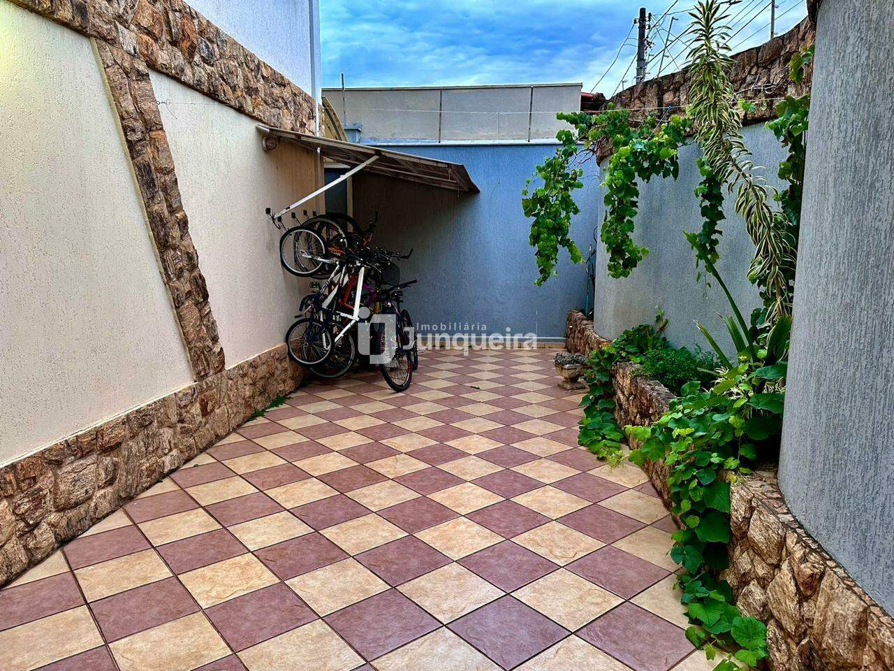 Casa à venda, 3 quartos, sendo 1 suíte, 4 vagas, no bairro Nova Piracicaba em Piracicaba - SP