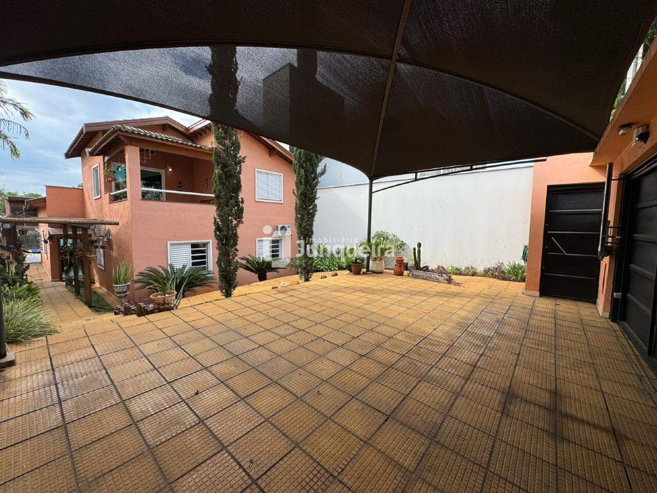 Casa à venda, 3 quartos, sendo 1 suíte, 3 vagas, no bairro Castelinho em Piracicaba - SP