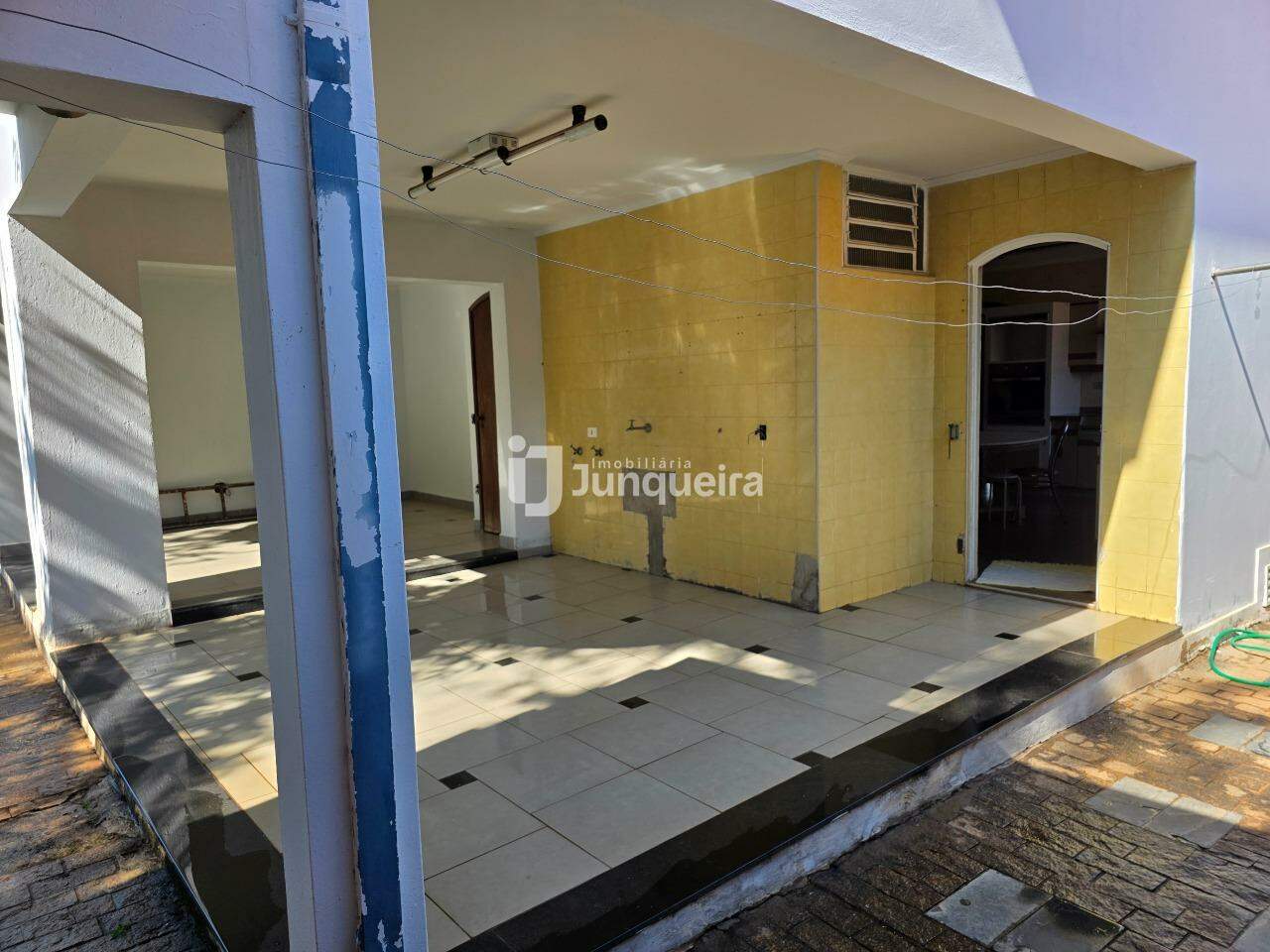 Casa à venda, 4 quartos, sendo 2 suítes, 4 vagas, no bairro Parque Santa Cecília em Piracicaba - SP