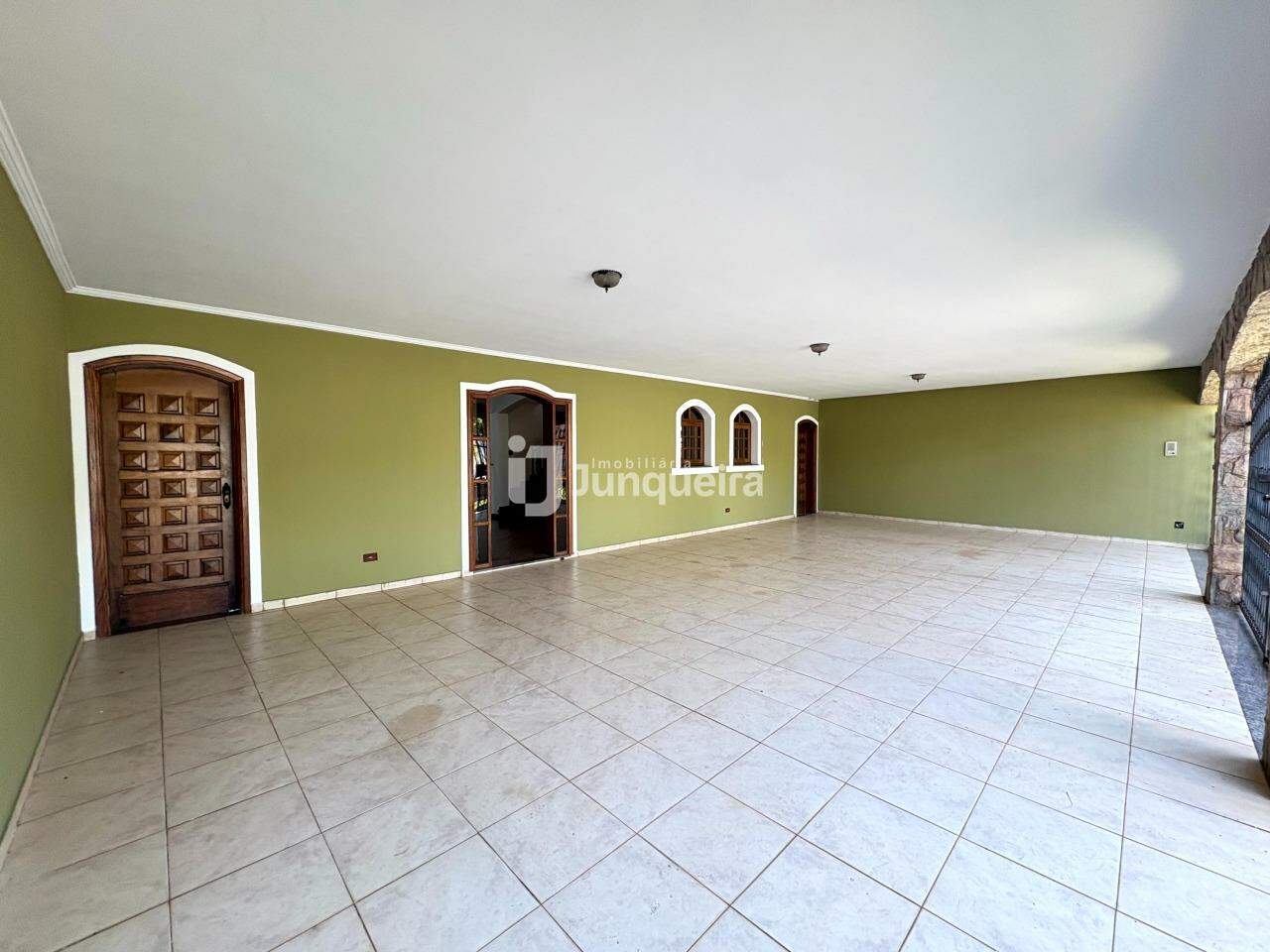 Casa Assobradada à venda, 3 quartos, sendo 1 suíte, 6 vagas, no bairro Nova Piracicaba em Piracicaba - SP