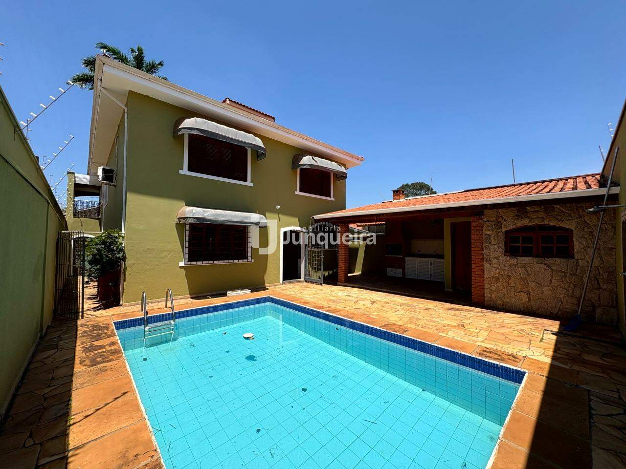 Casa Assobradada à venda, 3 quartos, sendo 1 suíte, 6 vagas, no bairro Nova Piracicaba em Piracicaba - SP