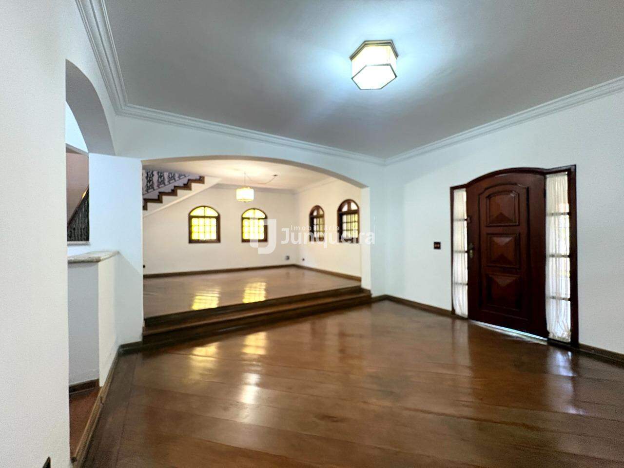 Casa Assobradada à venda, 3 quartos, sendo 1 suíte, 6 vagas, no bairro Nova Piracicaba em Piracicaba - SP