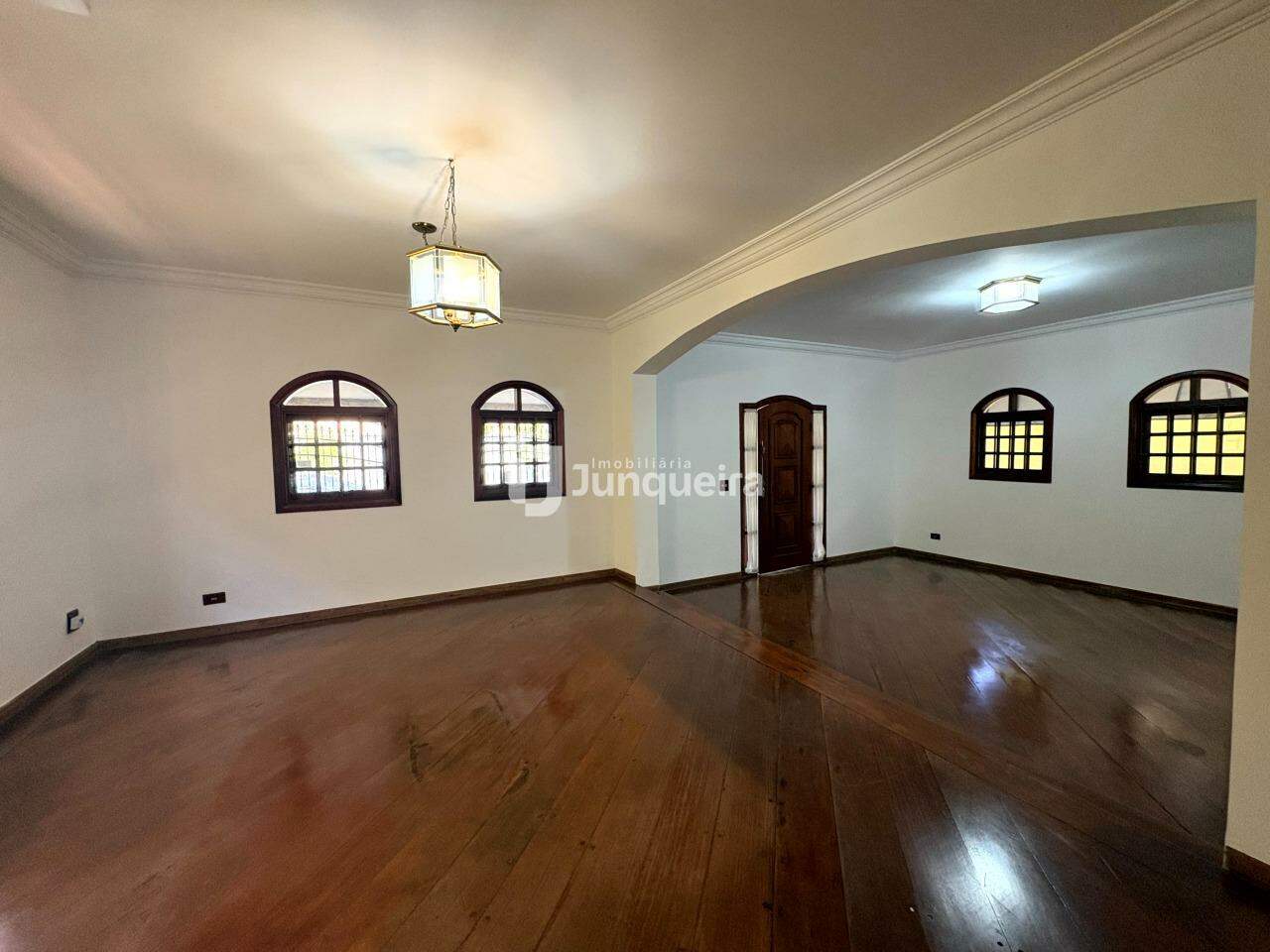 Casa Assobradada à venda, 3 quartos, sendo 1 suíte, 6 vagas, no bairro Nova Piracicaba em Piracicaba - SP