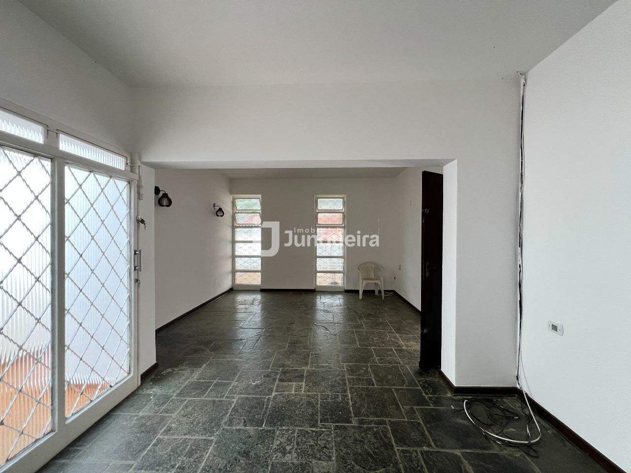 Casa à venda, 5 quartos, sendo 2 suítes, 2 vagas, no bairro Vila Independência em Piracicaba - SP