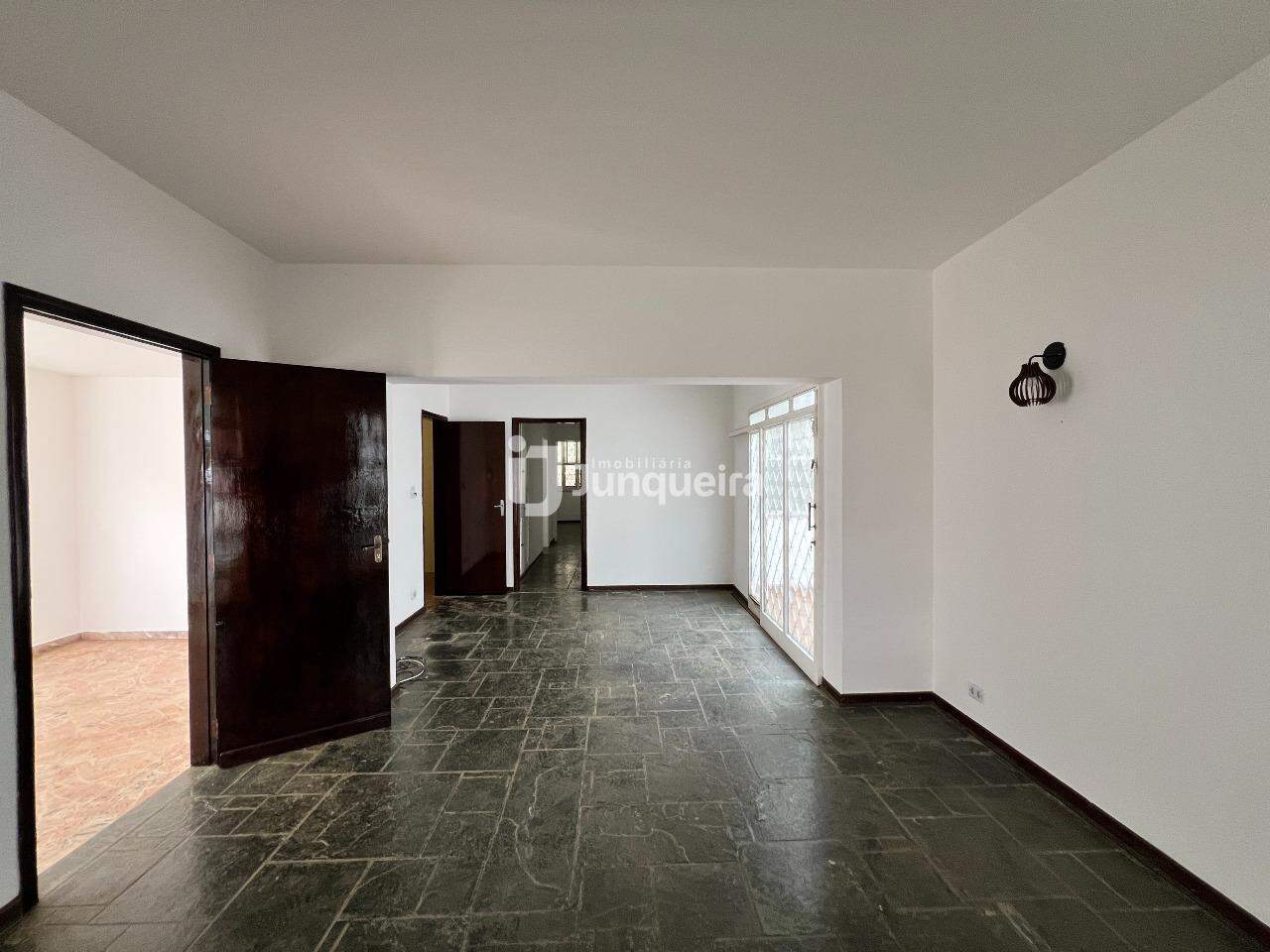 Casa à venda, 5 quartos, sendo 2 suítes, 2 vagas, no bairro Vila Independência em Piracicaba - SP