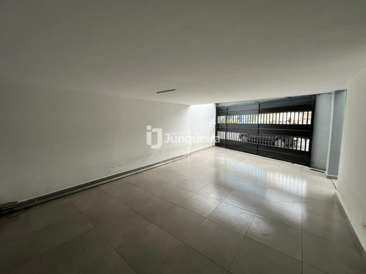 Casa para alugar, 3 quartos, sendo 2 suítes, 2 vagas, no bairro Paulista em Piracicaba - SP