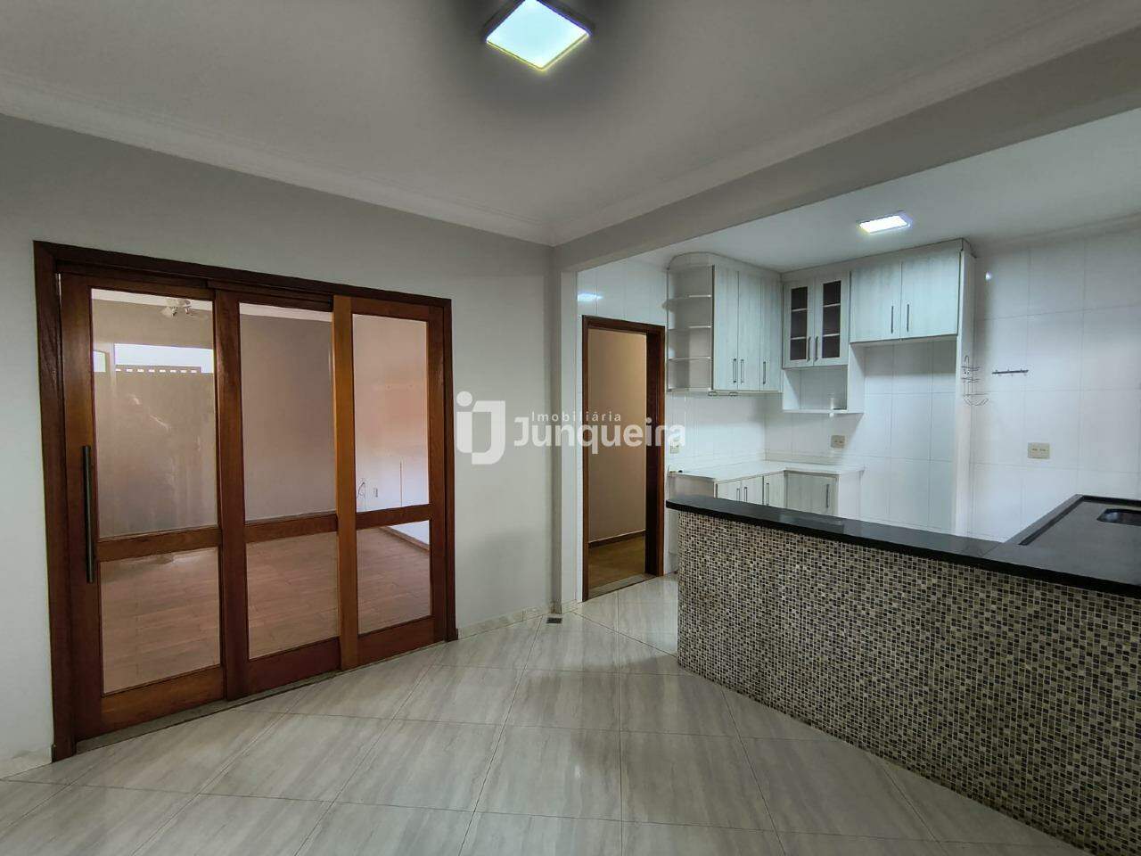 Casa para alugar, 3 quartos, sendo 1 suíte, 2 vagas, no bairro Campestre em Piracicaba - SP