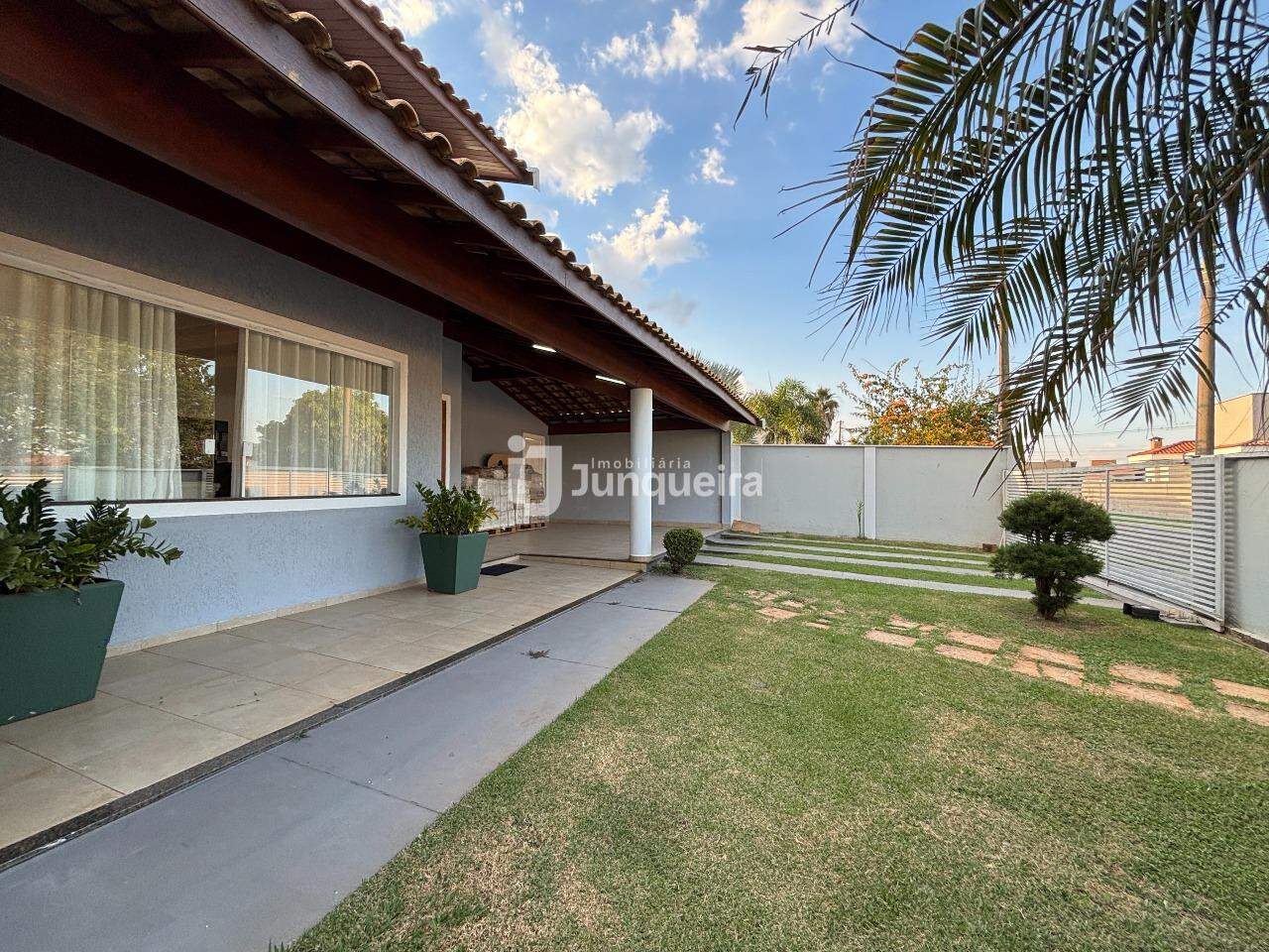 Casa em Condomínio à venda no Vivenda do Sol, 3 quartos, sendo 1 suíte, 4 vagas, no bairro Residencial Vivenda do Sol em Rio das Pedras - SP