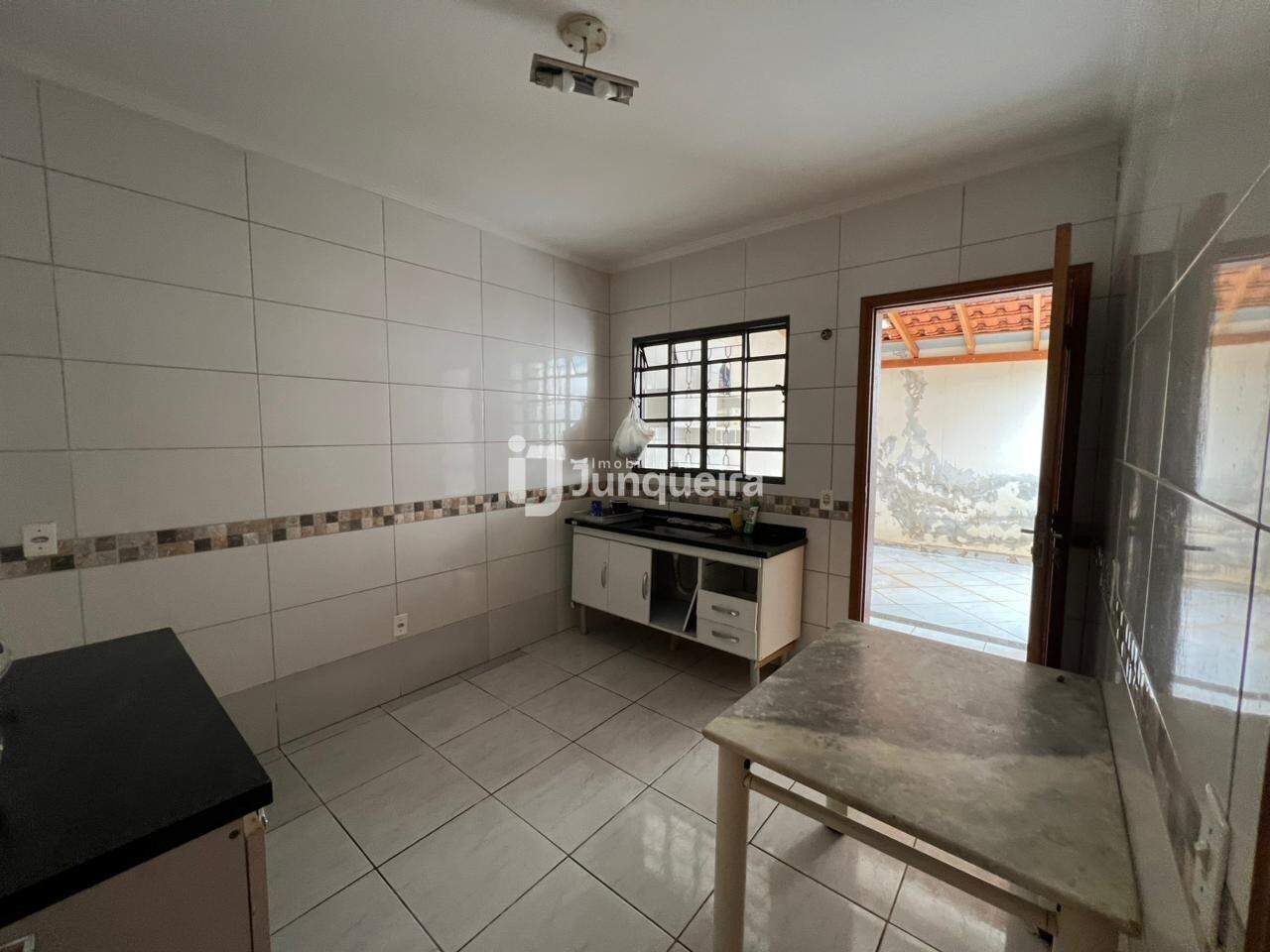 Casa para alugar, 2 quartos, 4 vagas, no bairro Jardim Dona Rosina em Rio das Pedras - SP