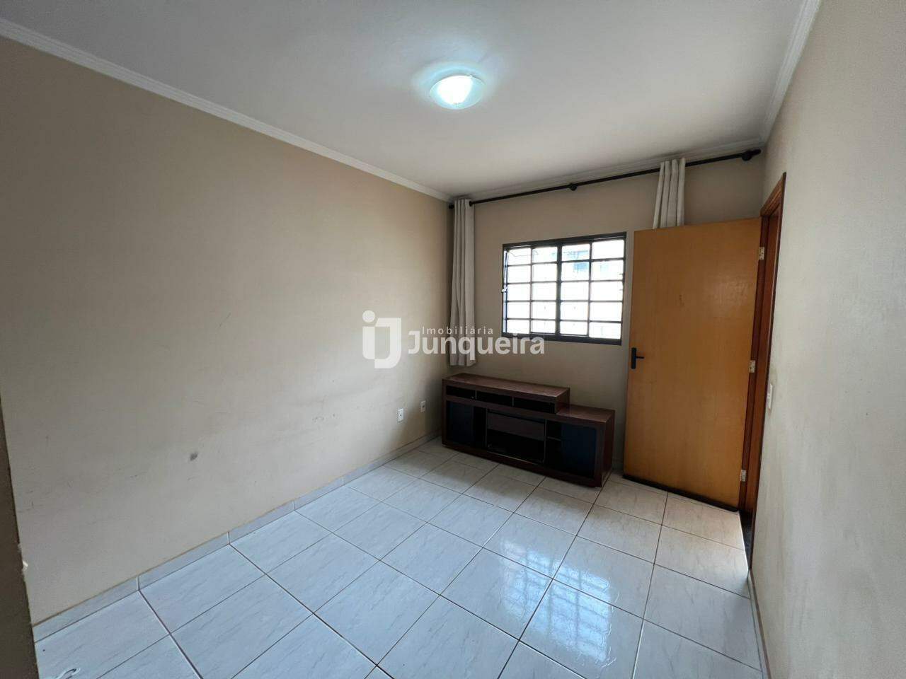 Casa para alugar, 2 quartos, 4 vagas, no bairro Jardim Dona Rosina em Rio das Pedras - SP