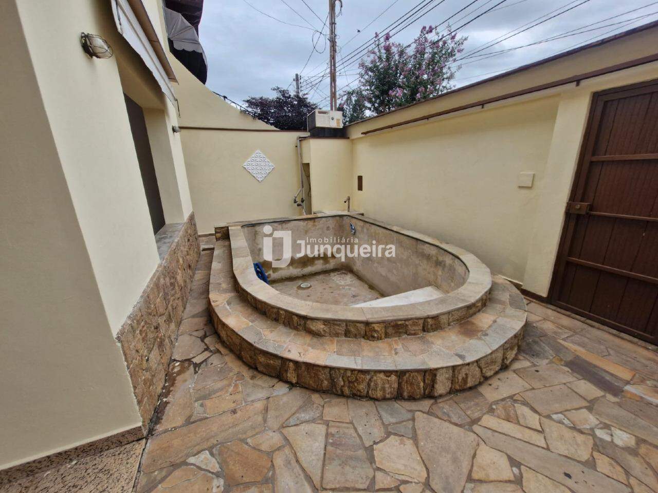 Casa à venda, 3 quartos, sendo 1 suíte, 4 vagas, no bairro Nova Piracicaba em Piracicaba - SP