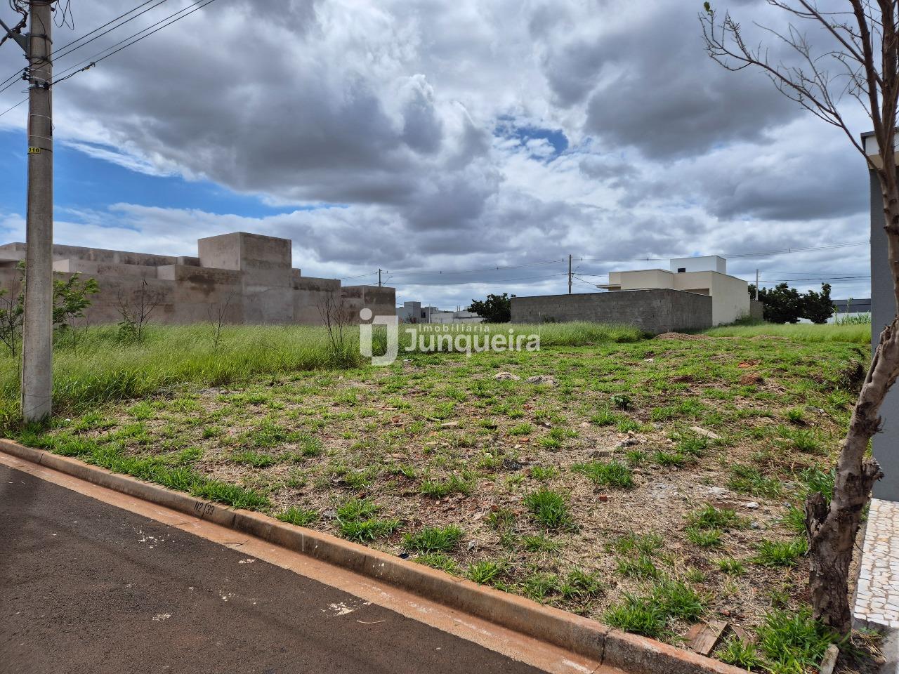Terreno à venda, no bairro Terras Di Treviso em Piracicaba - SP