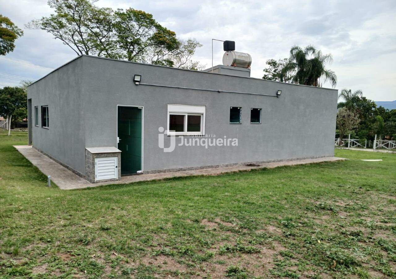 Chácara à venda, sendo 3 suítes, no bairro Serra Azul I em Charqueada - SP