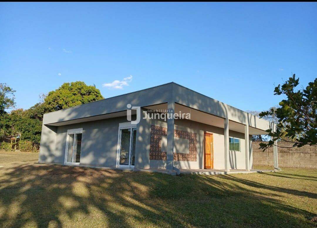 Chácara à venda, sendo 3 suítes, no bairro Serra Azul I em Charqueada - SP