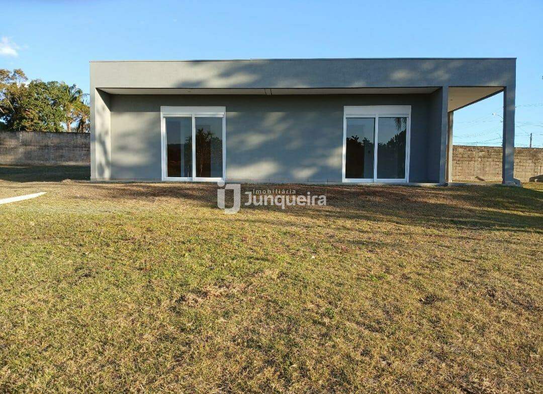 Chácara à venda, sendo 3 suítes, no bairro Serra Azul I em Charqueada - SP