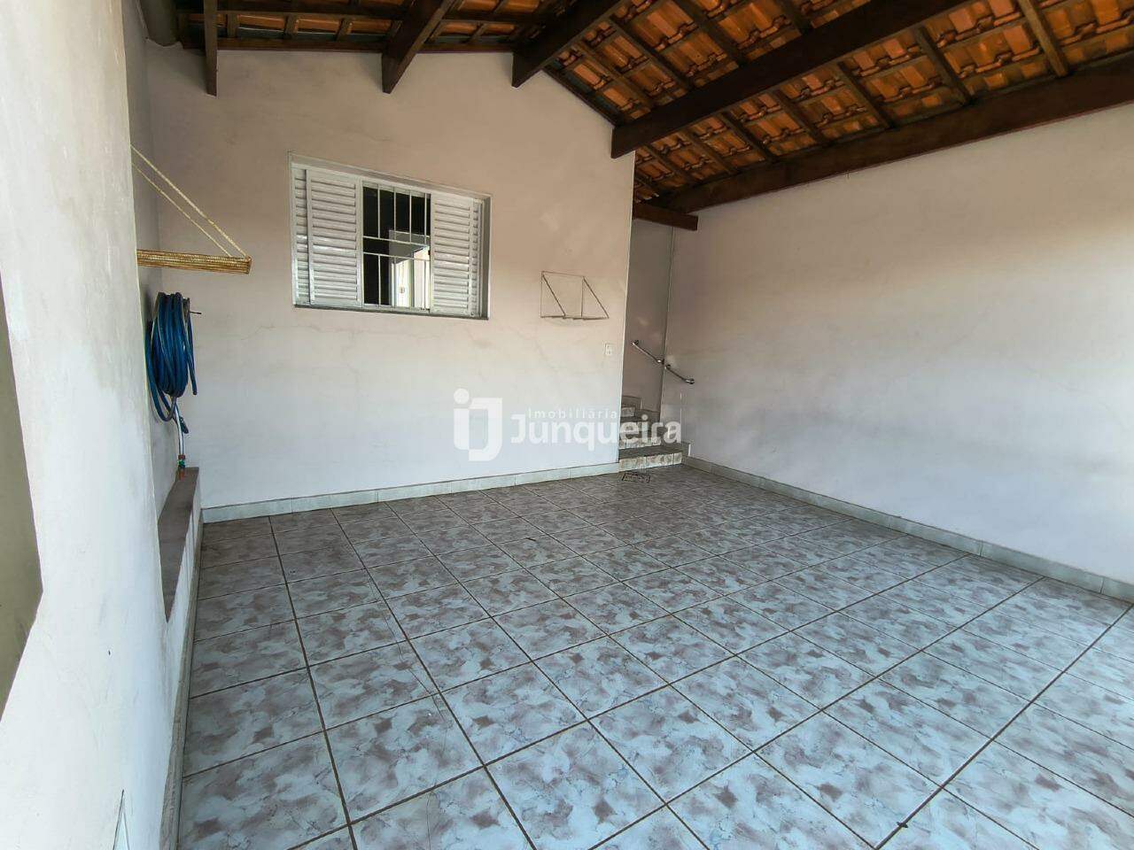 Casa para alugar, 3 quartos, sendo 1 suíte, 2 vagas, no bairro Jardim Itapuã em Piracicaba - SP