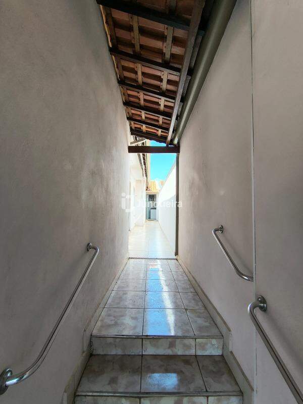 Casa para alugar, 3 quartos, sendo 1 suíte, 2 vagas, no bairro Jardim Itapuã em Piracicaba - SP