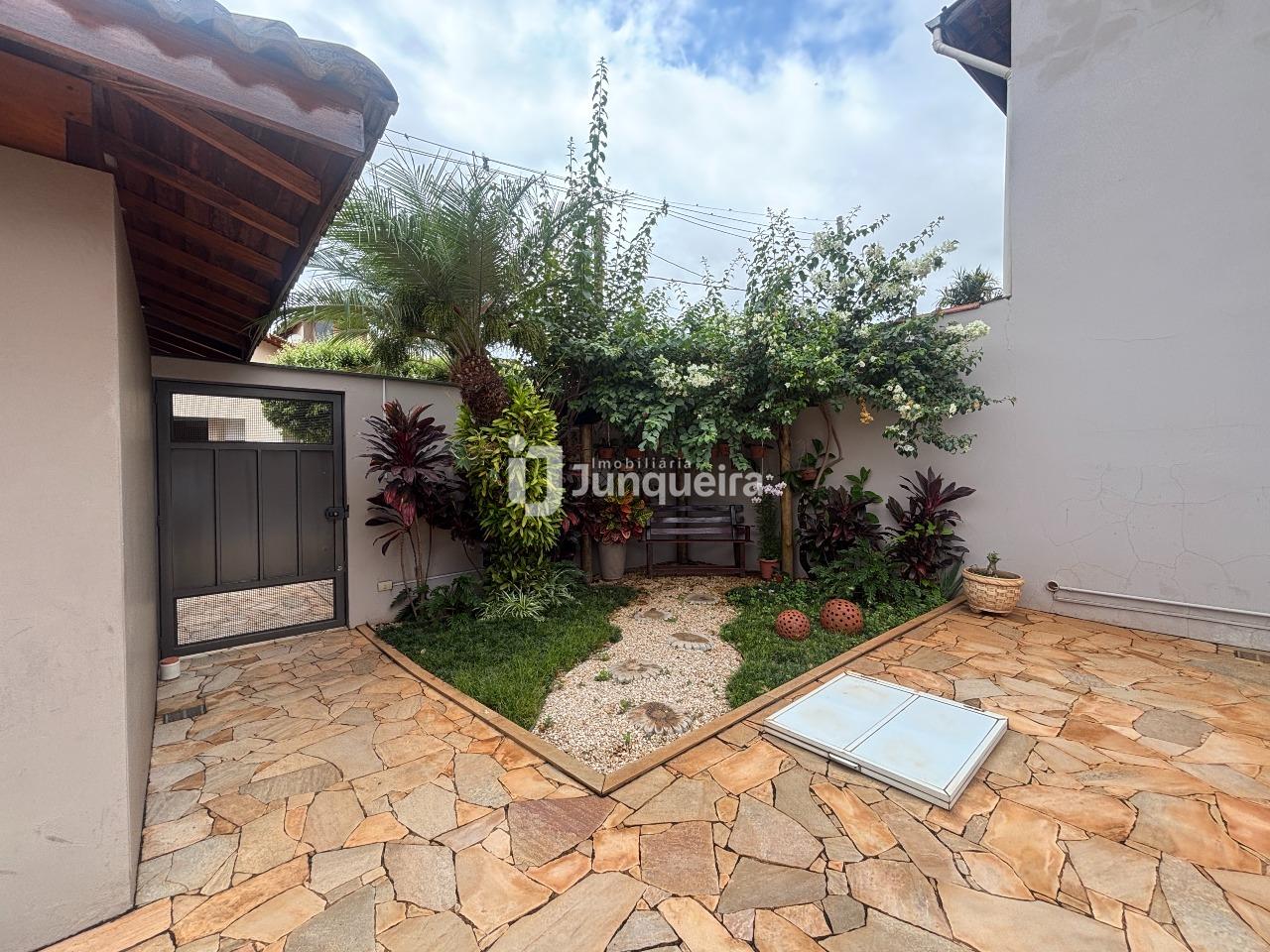 Casa em Condomínio à venda no Portal do Astúrias, 3 quartos, sendo 2 suítes, 4 vagas, no bairro Jardim Caxambu em Piracicaba - SP