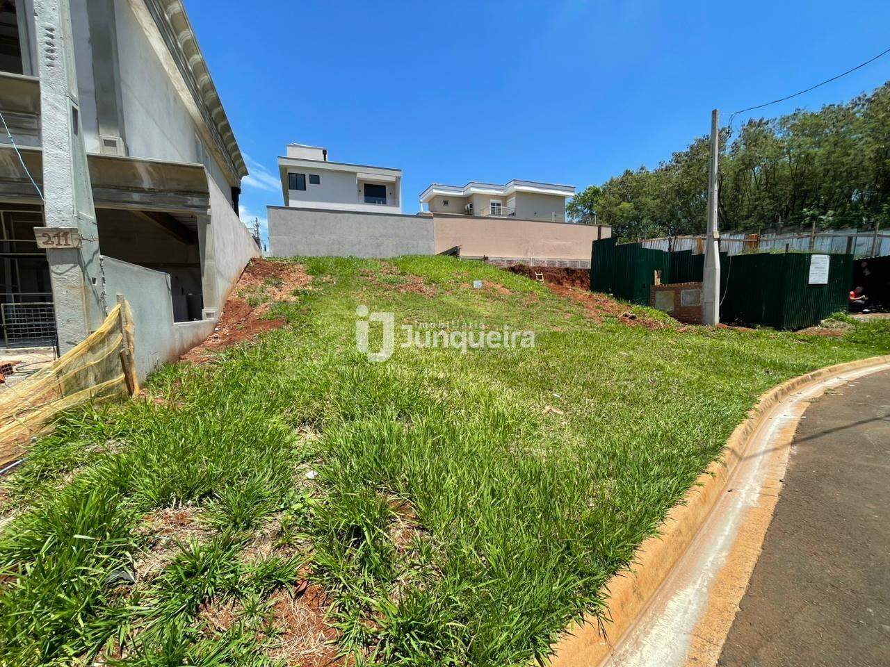 Terreno em Condomínio à venda no Villa D'Aquila, no bairro Santa Rosa em Piracicaba - SP