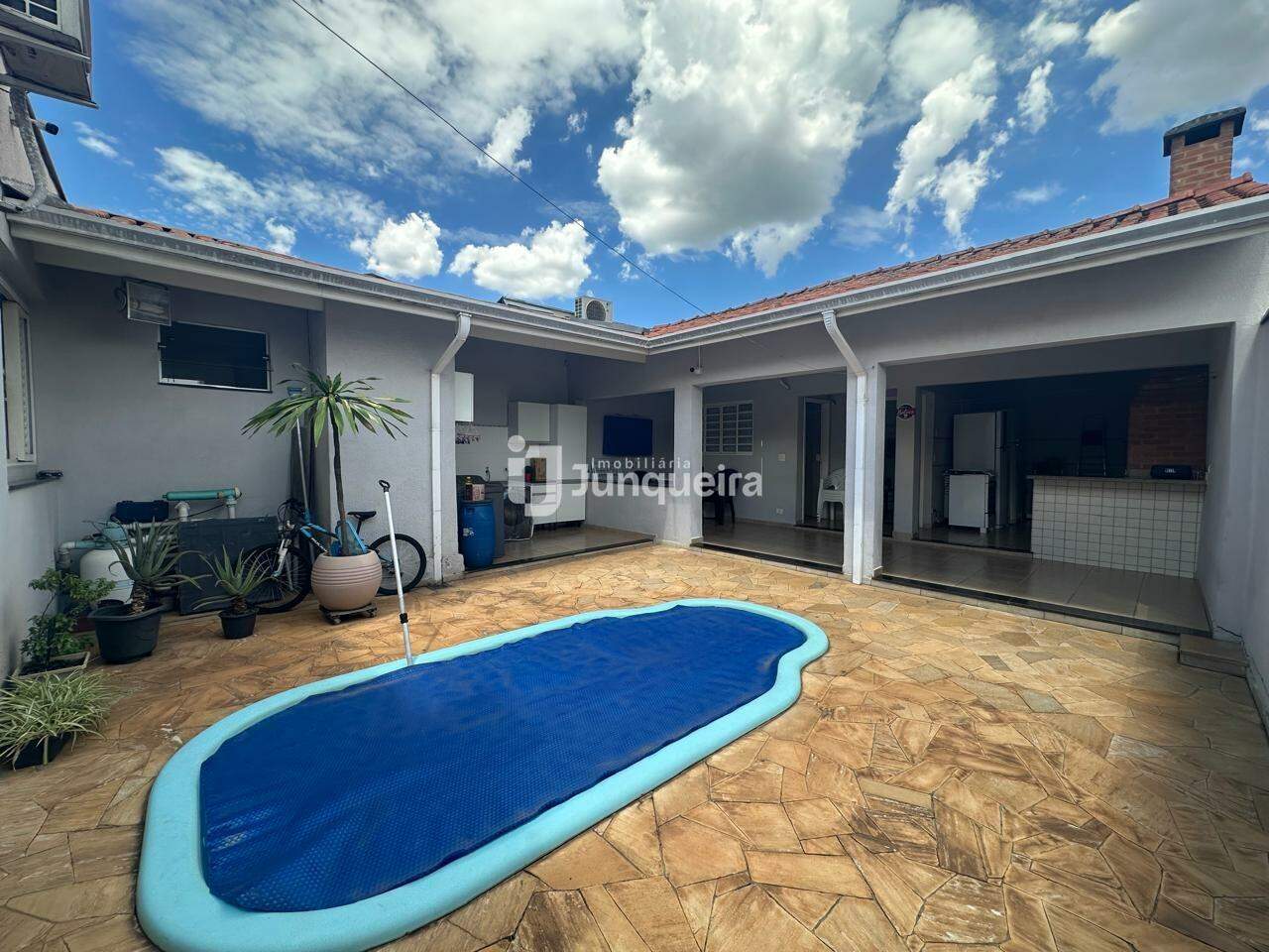 Casa à venda, 3 quartos, sendo 1 suíte, 2 vagas, no bairro Vila Rezende em Piracicaba - SP