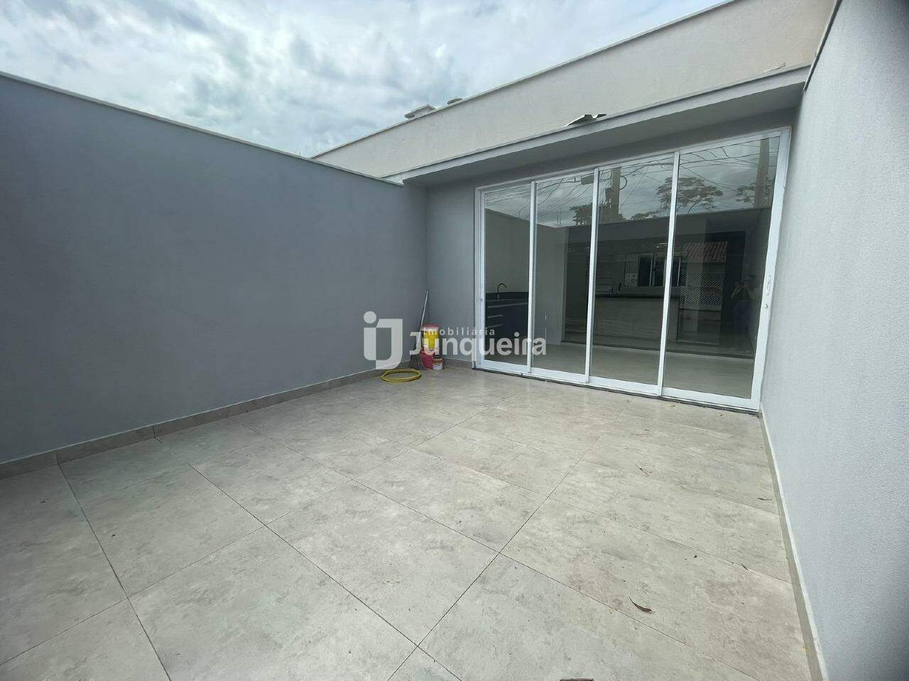 Casa à venda, 3 quartos, sendo 1 suíte, 2 vagas, no bairro Vila Rezende em Piracicaba - SP